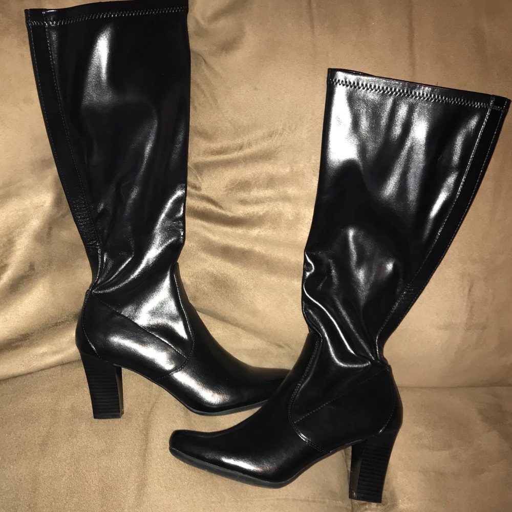 Like new black boots!